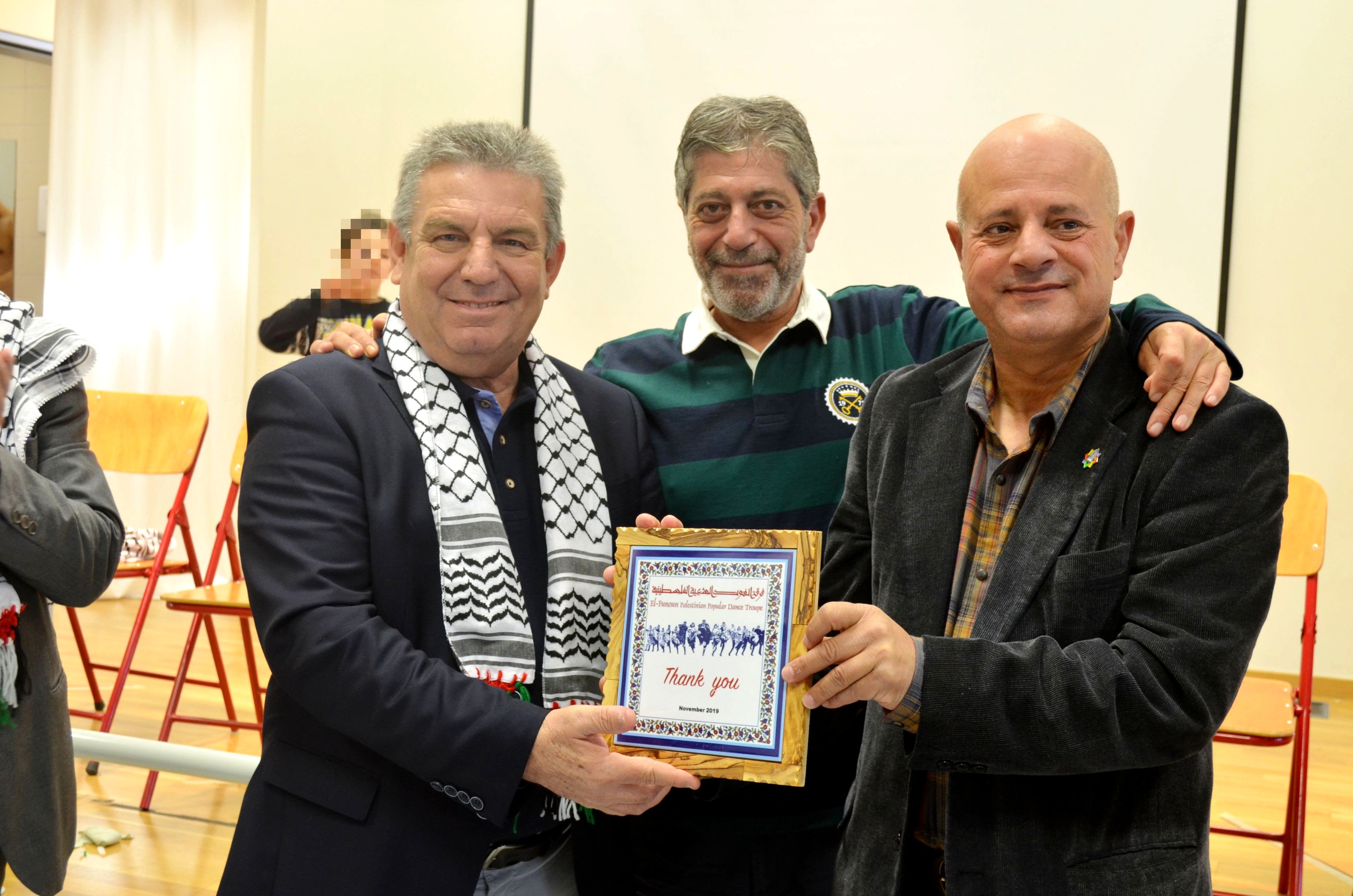 Ο Πρέσβης του κράτους της Παλαιστίνης και ο υπεύθυνος του παλαιστινιακού χορευτικού συγκροτήματος παραδίδουν στον Δήμαρχο Ιλίου αναμνηστικό ευχαριστήριο δώρο